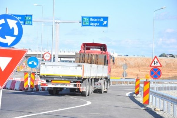 Noua porţiune de autostradă a trecut testul cu paharul pe bord al premierului Boc